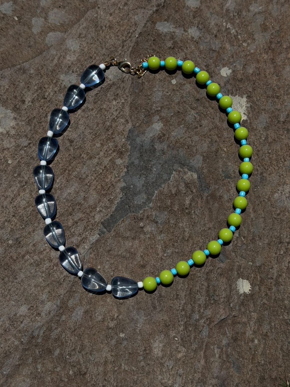 C06 - Collar azul con verde. Resina.