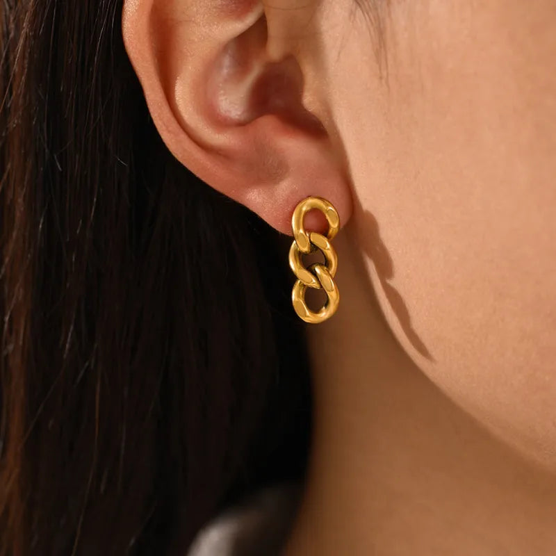 J06 - Aretes cadena. Color dorado. Acero inoxidable.