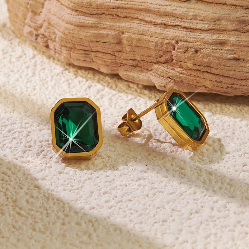 J09 - Aretes chicos con cristales verdes. Color dorado. Acero inoxidable.