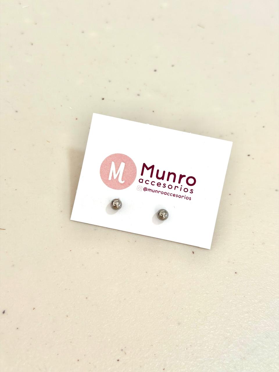 J11 - Aretes bolitas chicas. Color plateado. Acero inoxidable.