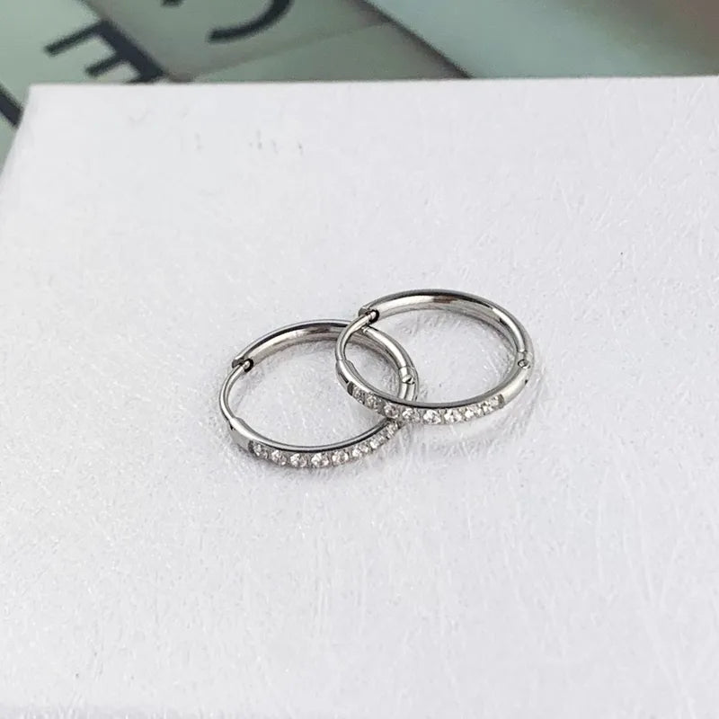 J22 - Arracadas chicas con circonias. Color plateado. Acero inoxidable.