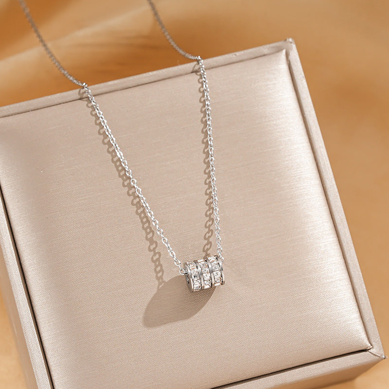 J25 - Cadena con dije con circonias. Color plateado. Acero inoxidable.