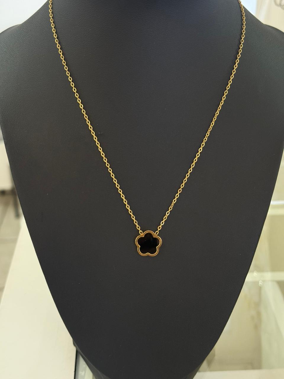 K01 - Collar de flor negra. Color dorado. Acero inoxidable.