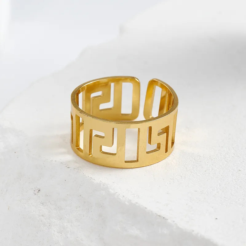 L06 - Anillo grueso figuras. Color dorado. Acero inoxidable.