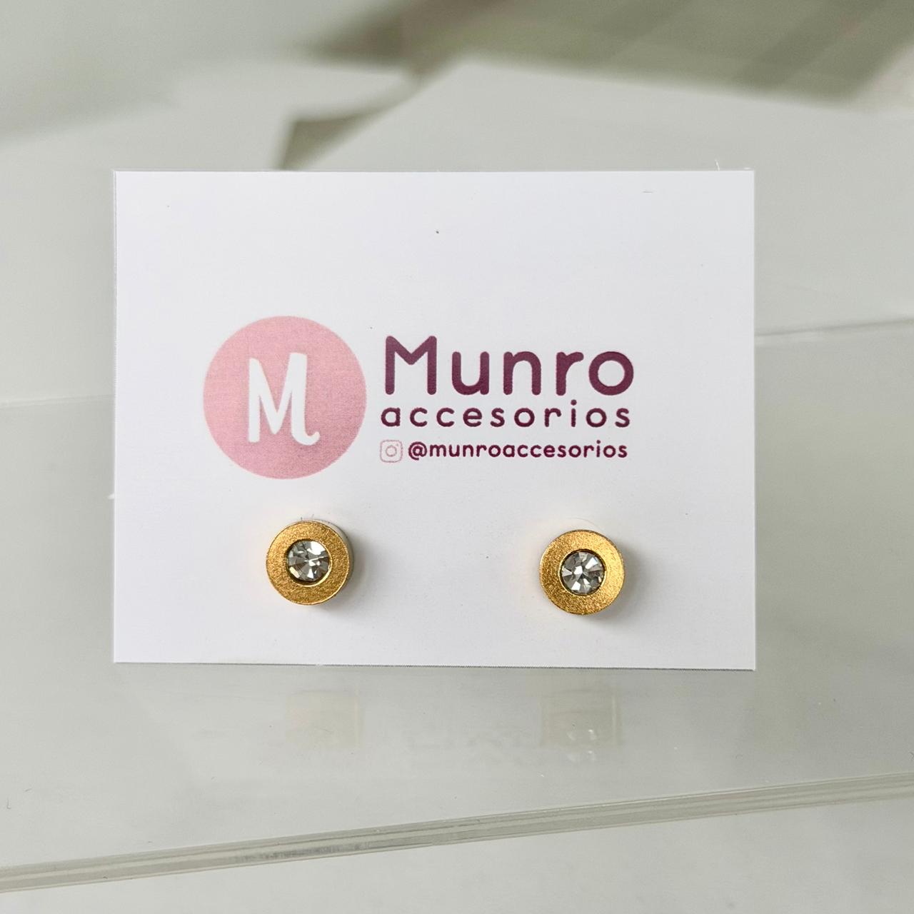 M01 - Aretes círculos con circonias. Color dorado. Acero inoxidable.