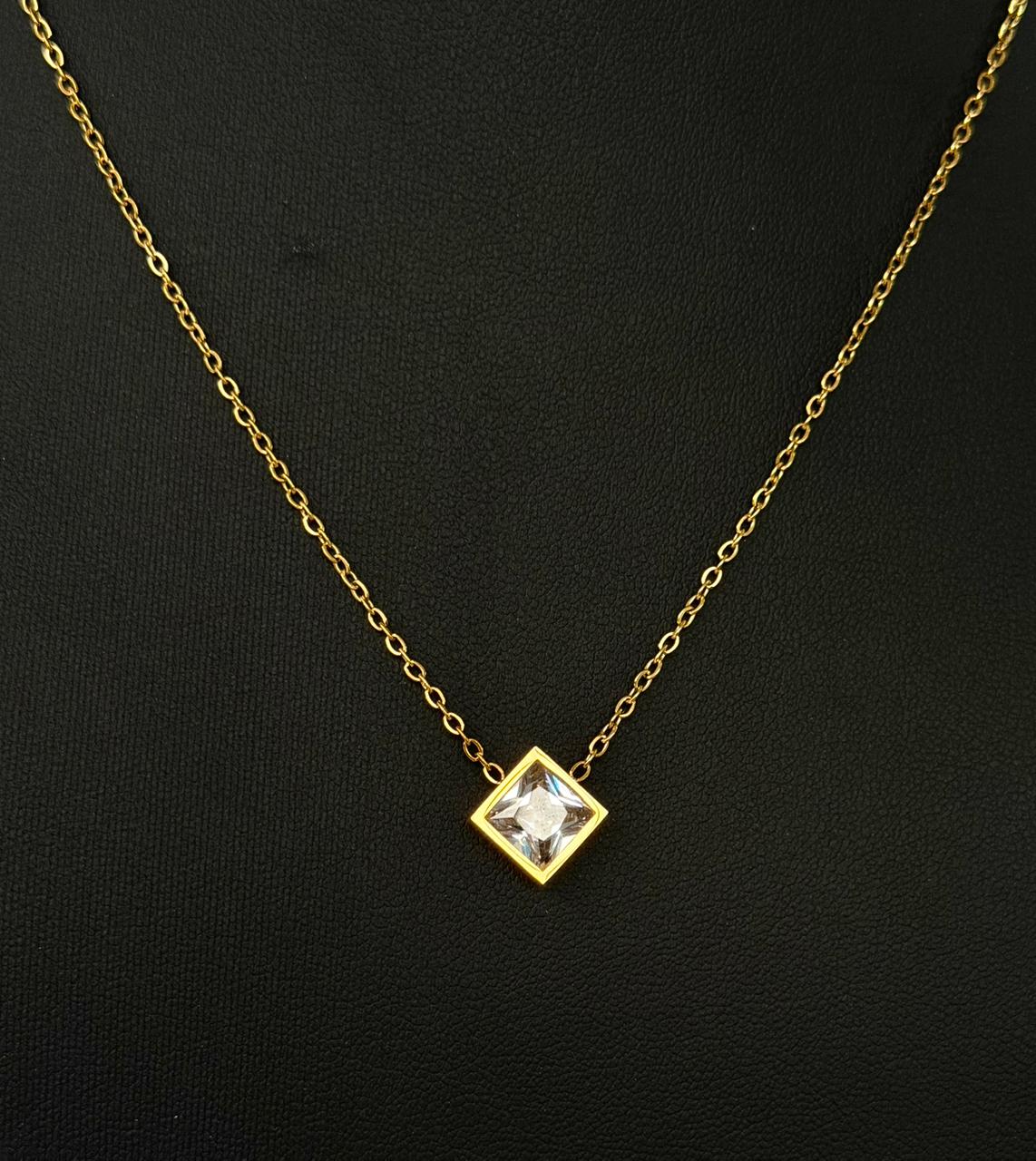 M07 - Collar rombo con circonia. Color dorado. Acero inoxidable.