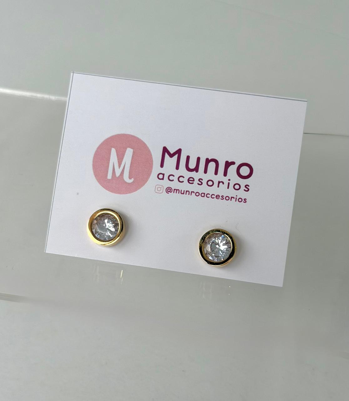 N01 - Aretes circonias doradas. Color dorado. Acero inoxidable.