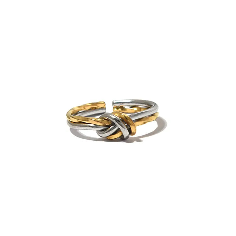 N04 - Anillo con nudo al centro, ajustable. Color dorado y plateado. Acero inoxidable.