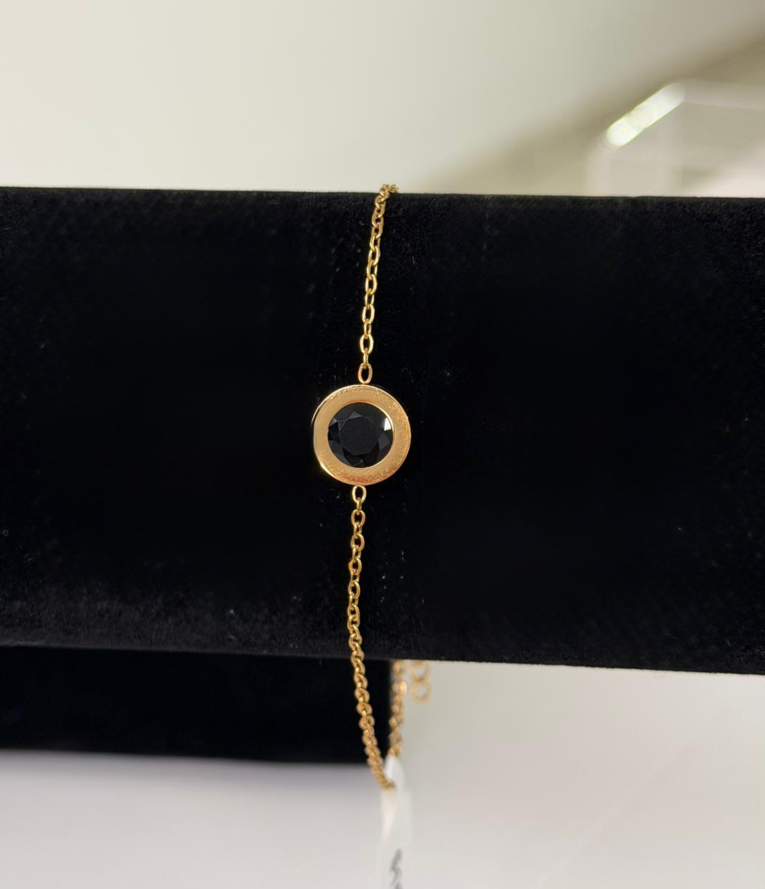 P11 - Pulsera cristal negro redondo. Color dorado. Acero inoxidable.