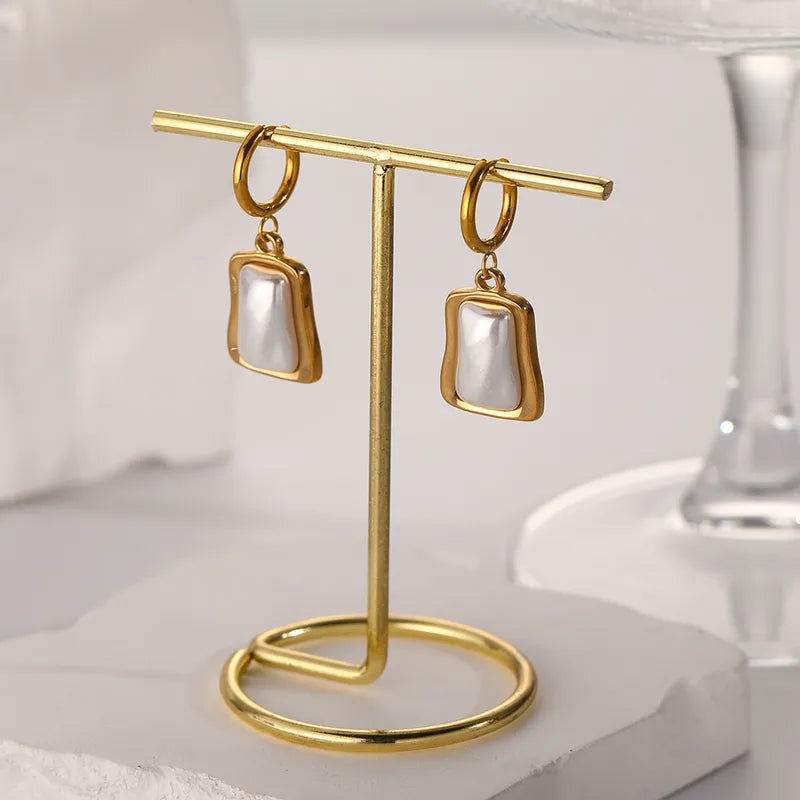 P15 - Arracadas con dije de perlas. Color dorado. Acero inoxidable.