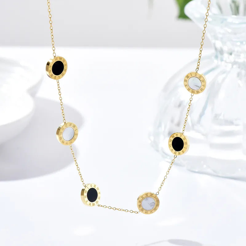 P16 - Collar con circulos negros y blancos. Color dorado. Acero inoxidable.