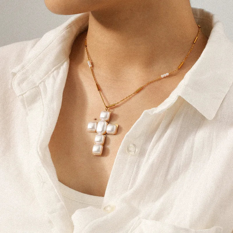 P20 - Collar con cruz grande con perla. Color dorado. Acero inoxidable.