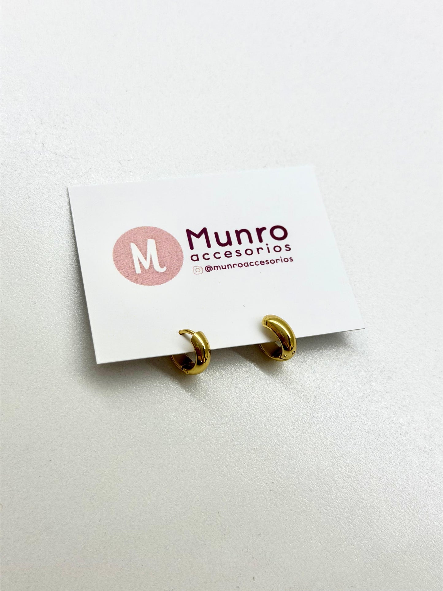 D04 - Arracadas chicas clásicas. Color dorado. Acero inoxidable.