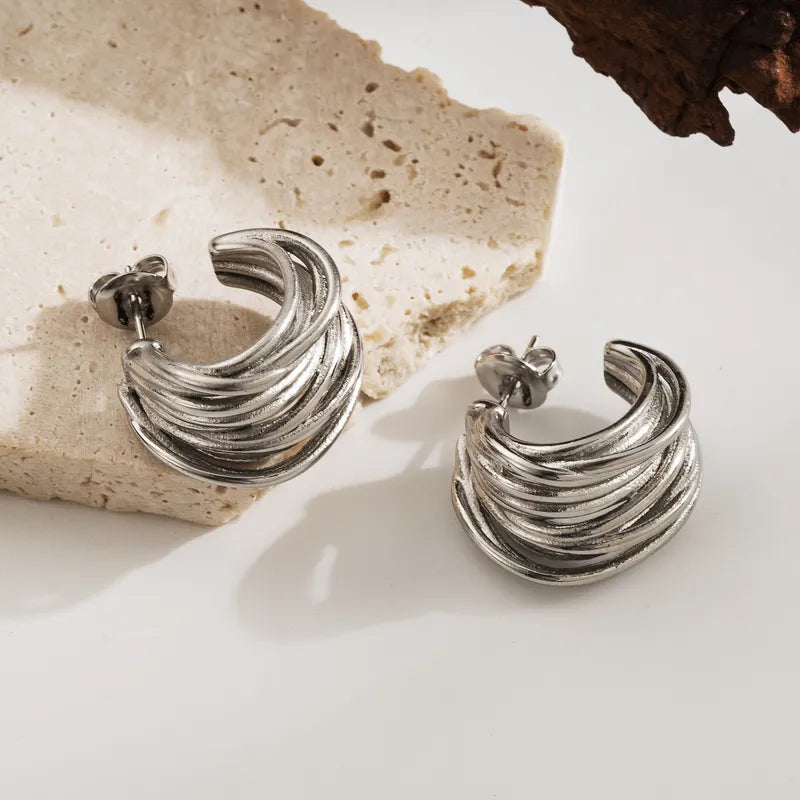 N15 - Arracadas medianas varias líneas. Color plateado. Acero inoxidable.