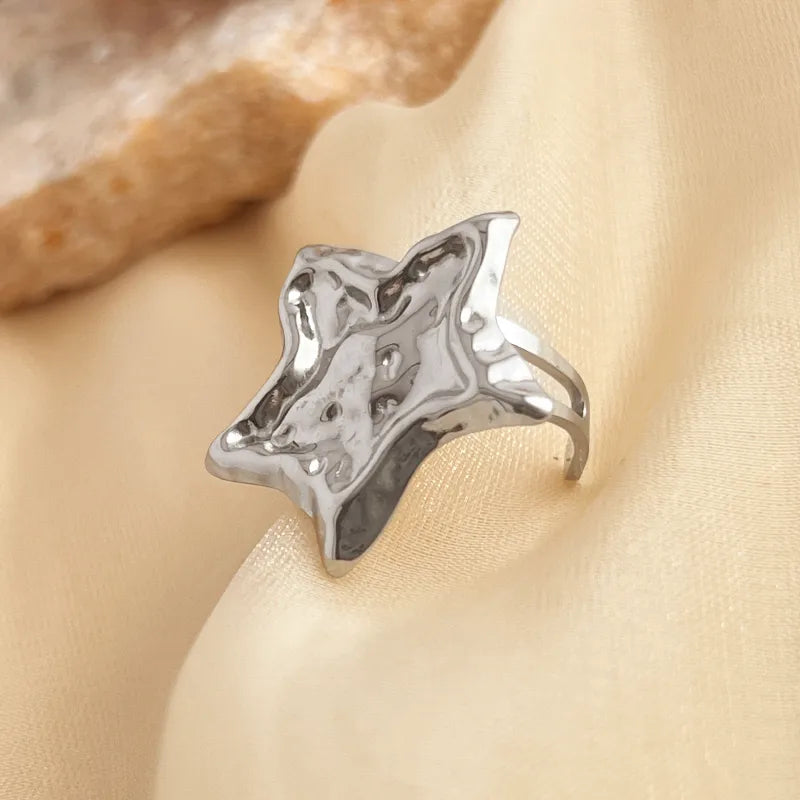N18 - Anillo estrella grande, ajustable. Color plateado. Acero inoxidable.