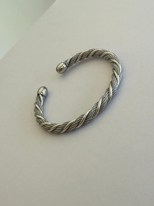N01 - Pulso plateado entrelazado. Acero inoxidable.