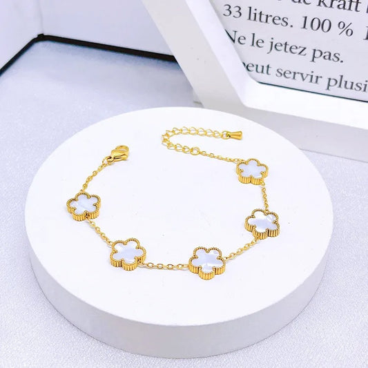 Pulsera con flores blancas. Acero inoxidable y cristal.