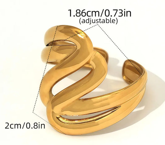 Anillo de líneas, ajustable. Color dorado. Acero inoxidable.