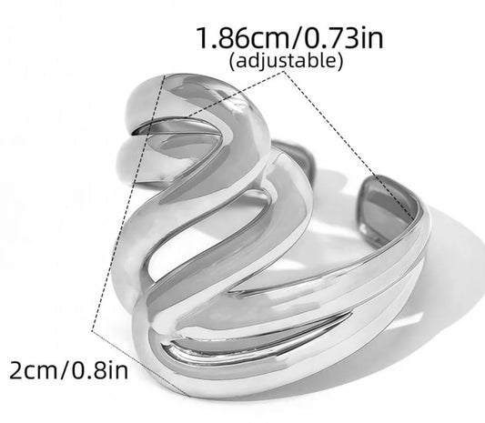 Anillo de líneas, ajustable. Color plateado. Acero inoxidable.