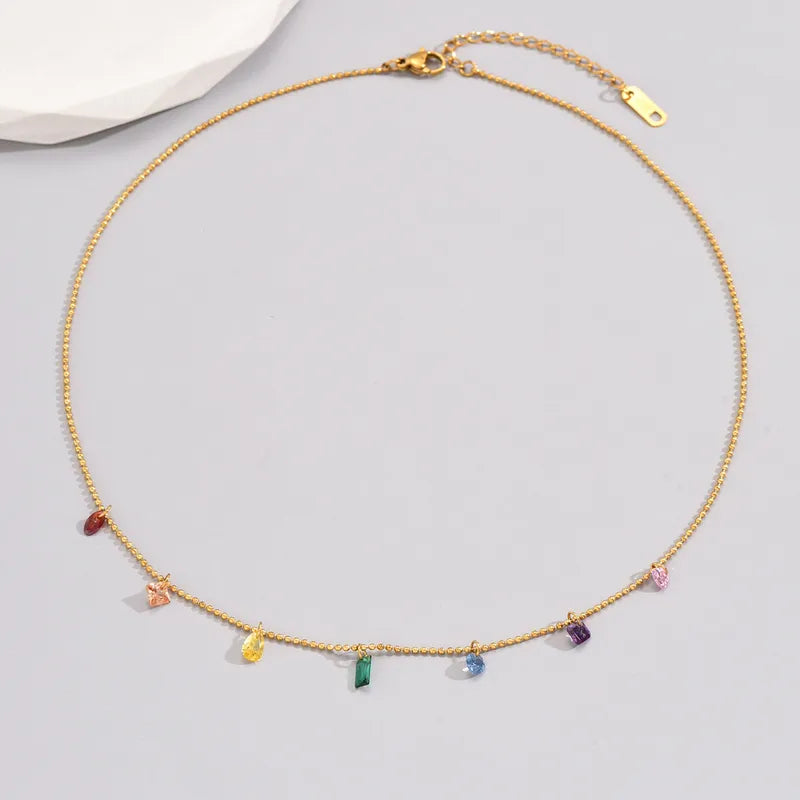 Collar con piedras de cristales diferentes colores. Color dorado. Acero inoxidable.