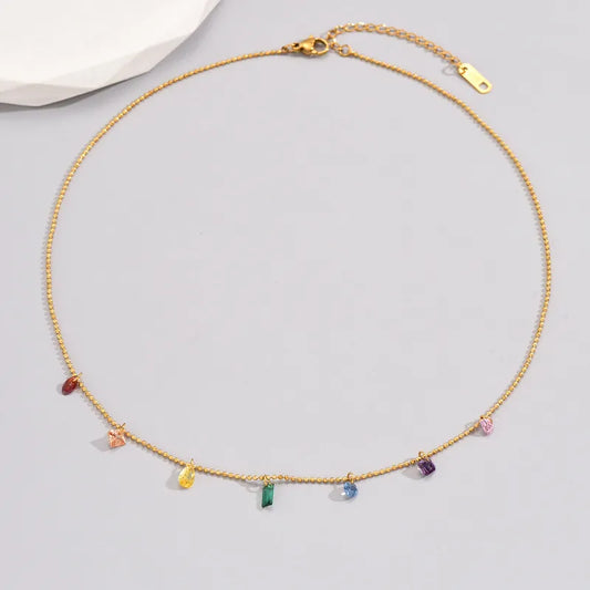 Collar con piedras de cristales diferentes colores. Color dorado. Acero inoxidable.