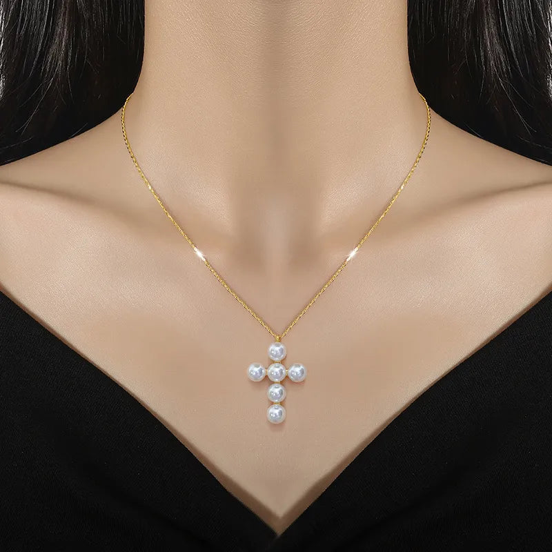 Collar con dije mediano de perlas grandes. Color dorado. Acero inoxidable.