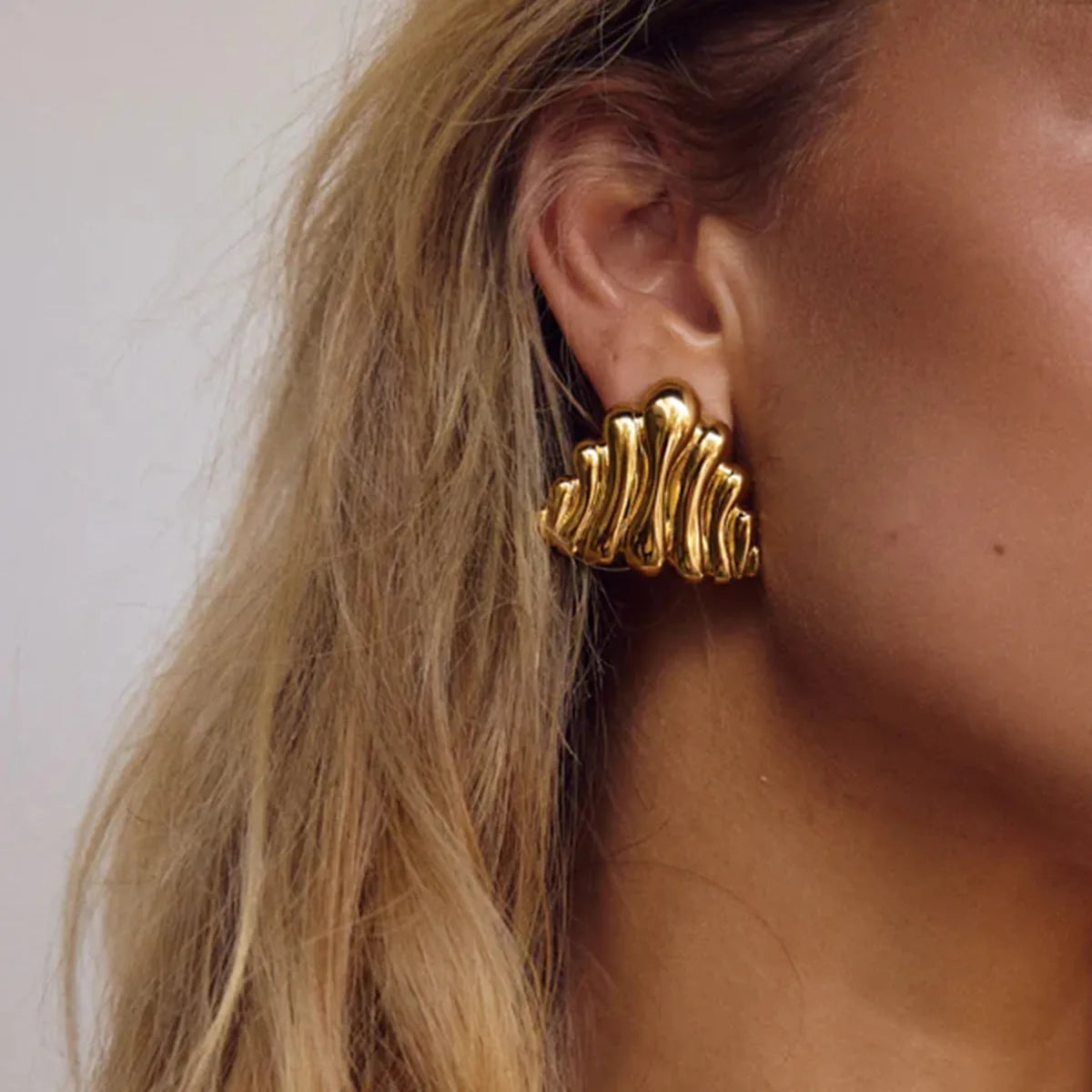 Aretes líneas, forma triángulo. Color dorado. Acero inoxidable.