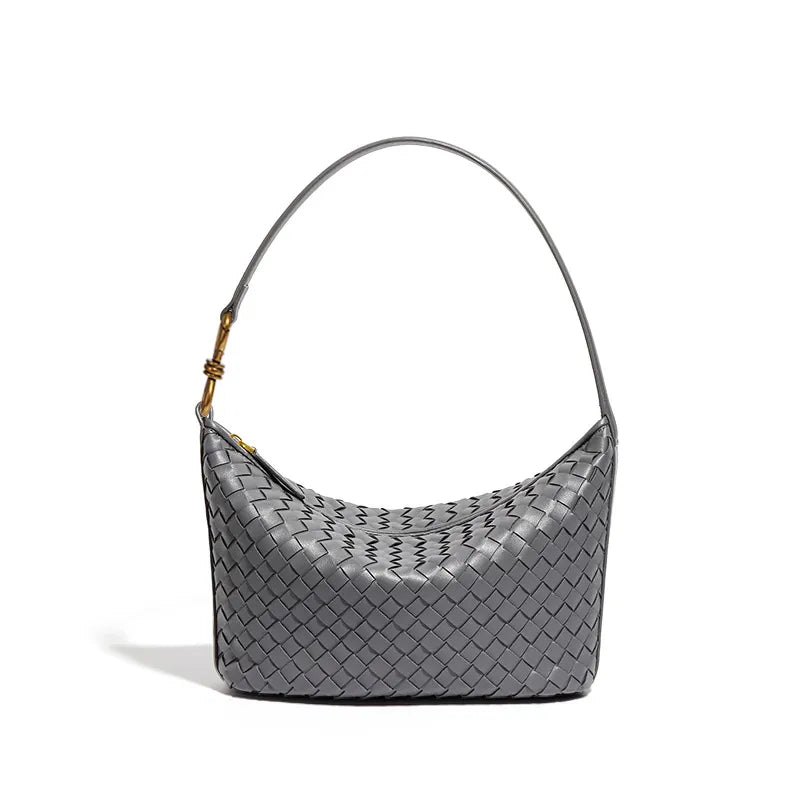 Bolsa tamaño mediana. Color gris. Incluye correa para colgar de hombro y extensión de correa para colgar cruzada.