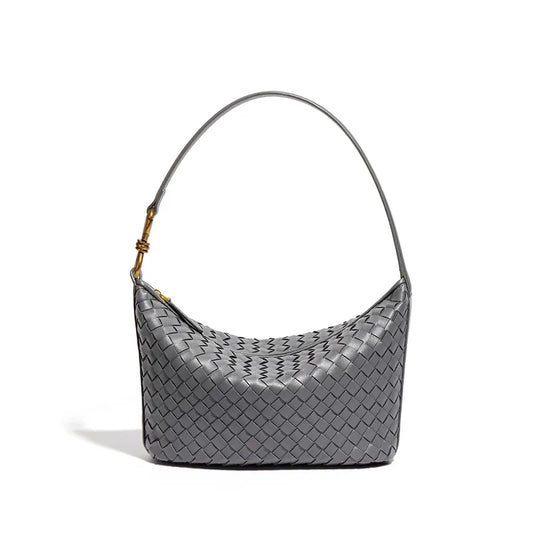 Bolsa tamaño mediana. Color gris. Incluye correa para colgar de hombro y extensión de correa para colgar cruzada.