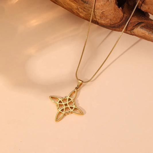 Collar con diije protector. Color dorado. Acero inoxidable.
