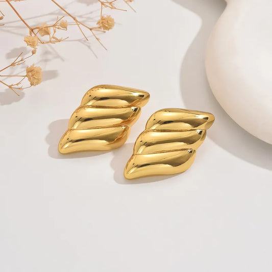 K15 - Aretes rombos grandes. Color dorado. Acero inoxidable.