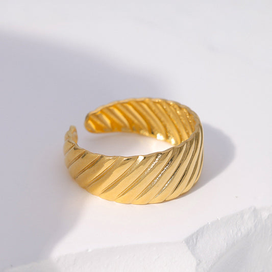 Anillo con líneas, ajustable. Color dorado. Acero inoxidable.