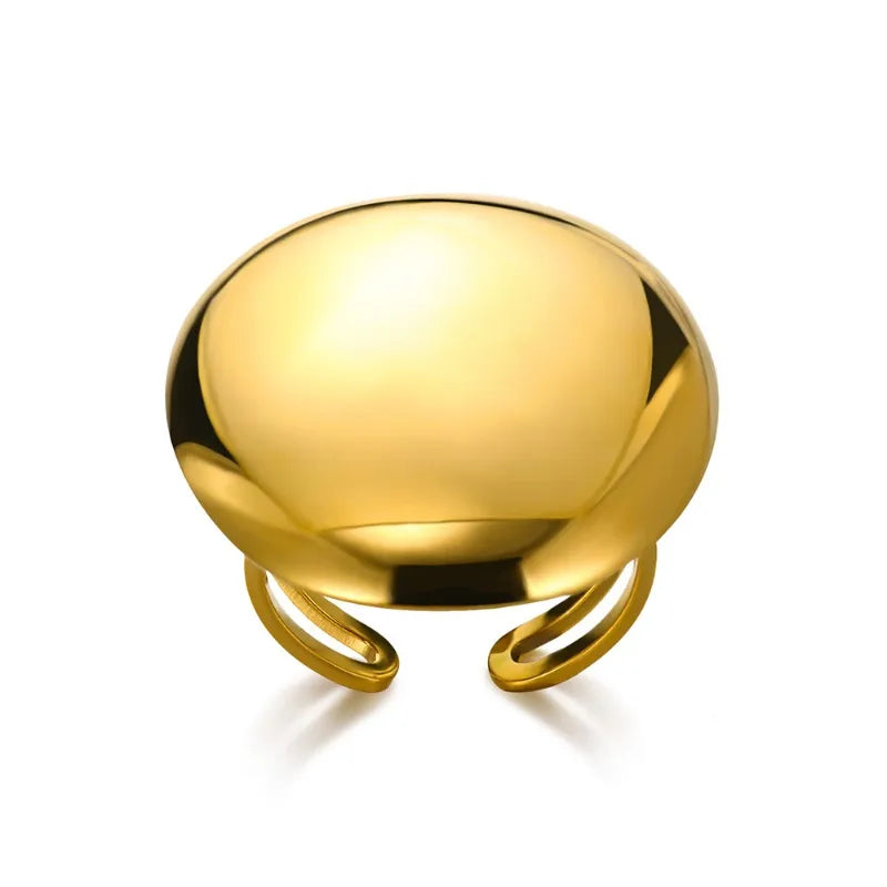 Anillo ajustable con circulo grande. Color dorado. Acero inoxidable.