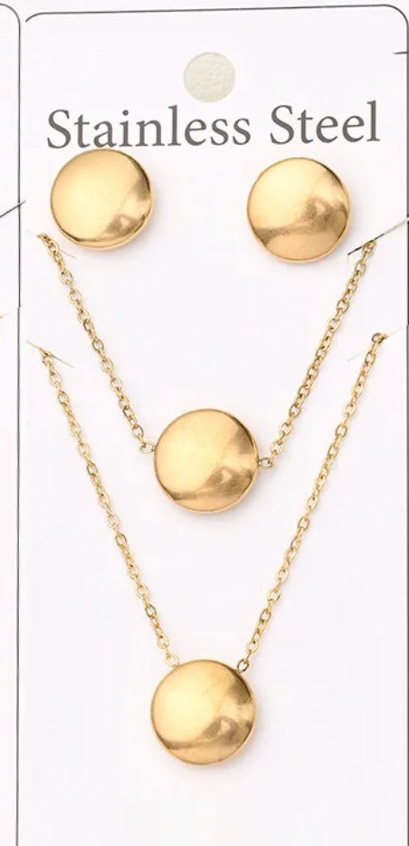 Juego aretes, pulsera, collar con circulo. Color dorado. Acero inoxidable.