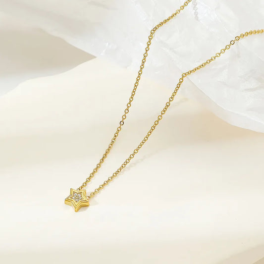 Collar con dije de estrella con circonias. Color dorado. Acero inoxidable.