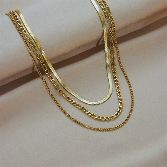 Cadena triple. Color dorado. Se puede utilizar cada una por separado. Acero inoxidable.