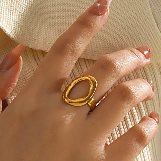 Anillo óvalo deforme. Color dorado. Acero inoxidable.