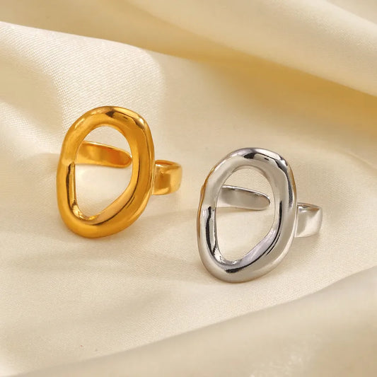 Anillo óvalo deforme. Color plateado. Acero inoxidable.