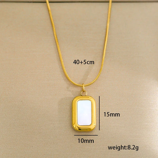 Collar con dije rectangular. Color dorado. Acero inoxidable.