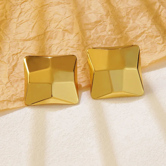 Aretes cuadrados grandes. Color dorado. Acero inoxidable.