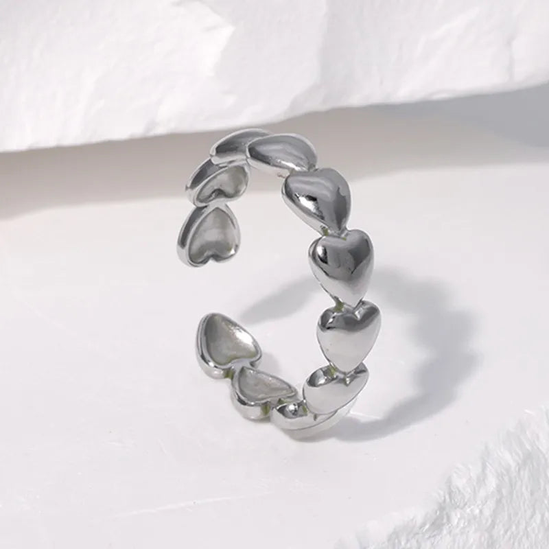 Anillo ajustable de corazones rellenos. Color plateado. Acero inoxidable.