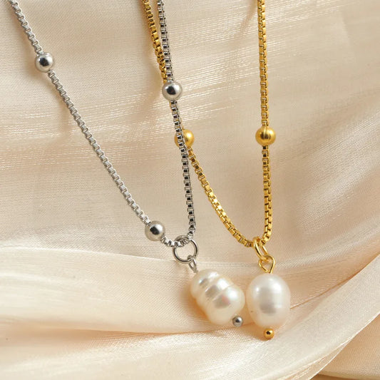 Collar con dije de perla. Color dorado. Acero inoxidable.