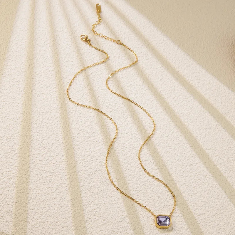 Collar con dije de cristal transparente. Color dorado. Acero inoxidable.