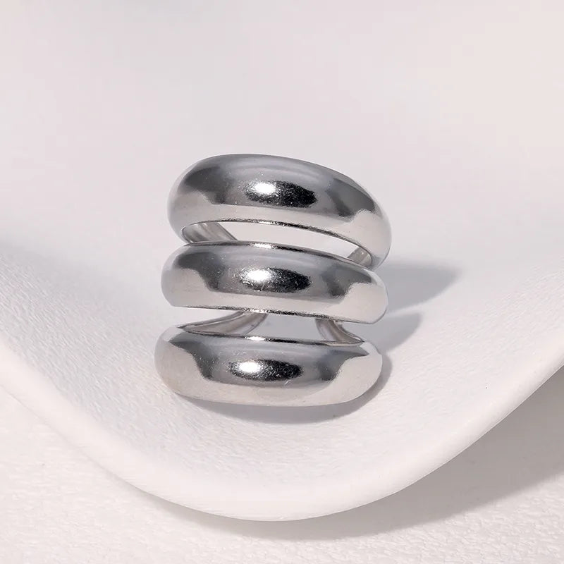 Anillo grueso triple, ajustable. Color plateado. Acero inoxidable.