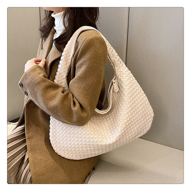 Bolsa grande, color hueso. Diseño entrelazado.