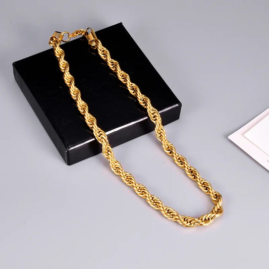 Collar torzal grueso. Color dorado. Acero inoxidable.