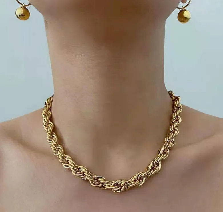 Collar torzal grueso. Color dorado. Acero inoxidable.