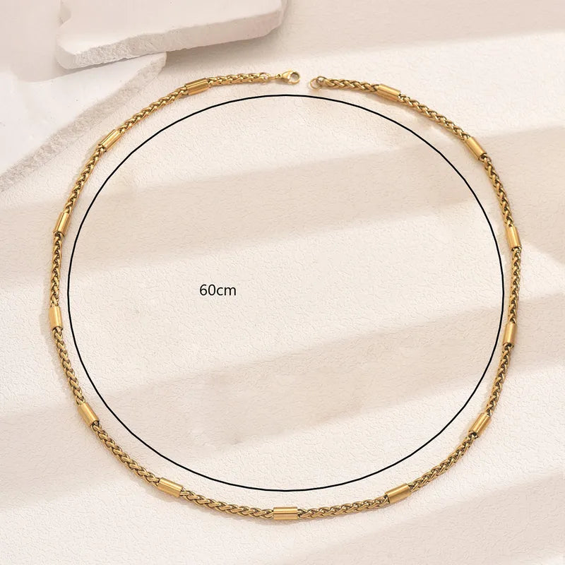 Collar con tubitos. Color dorado. Acero inoxidable.