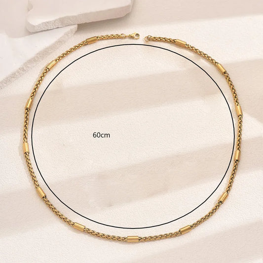Collar con tubitos. Color dorado. Acero inoxidable.