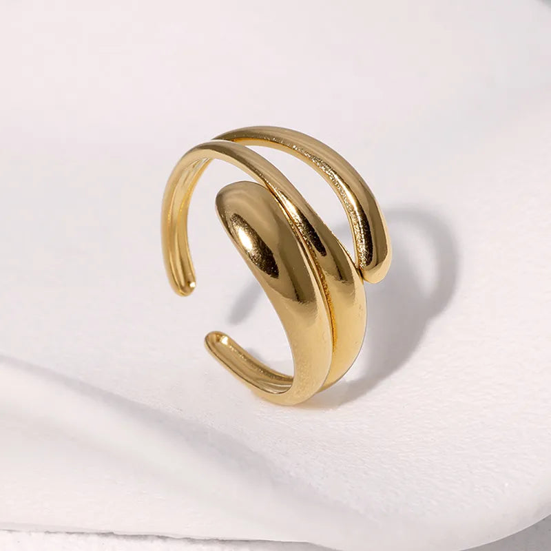 Anillo con diferentes líneas. Tamaño ajustable. Color dorado. Acero inoxidable.